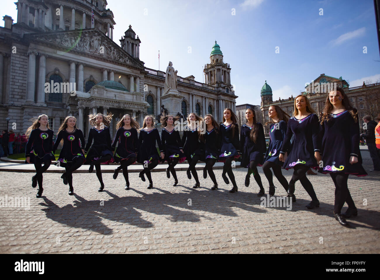 Belfast, Irlanda. Il 17 marzo 2016. Ballerini irlandesi, ballare al di fuori del Belfast City Hall di San Patrizio giorno Credito: Bonzo Alamy/Live News Foto Stock