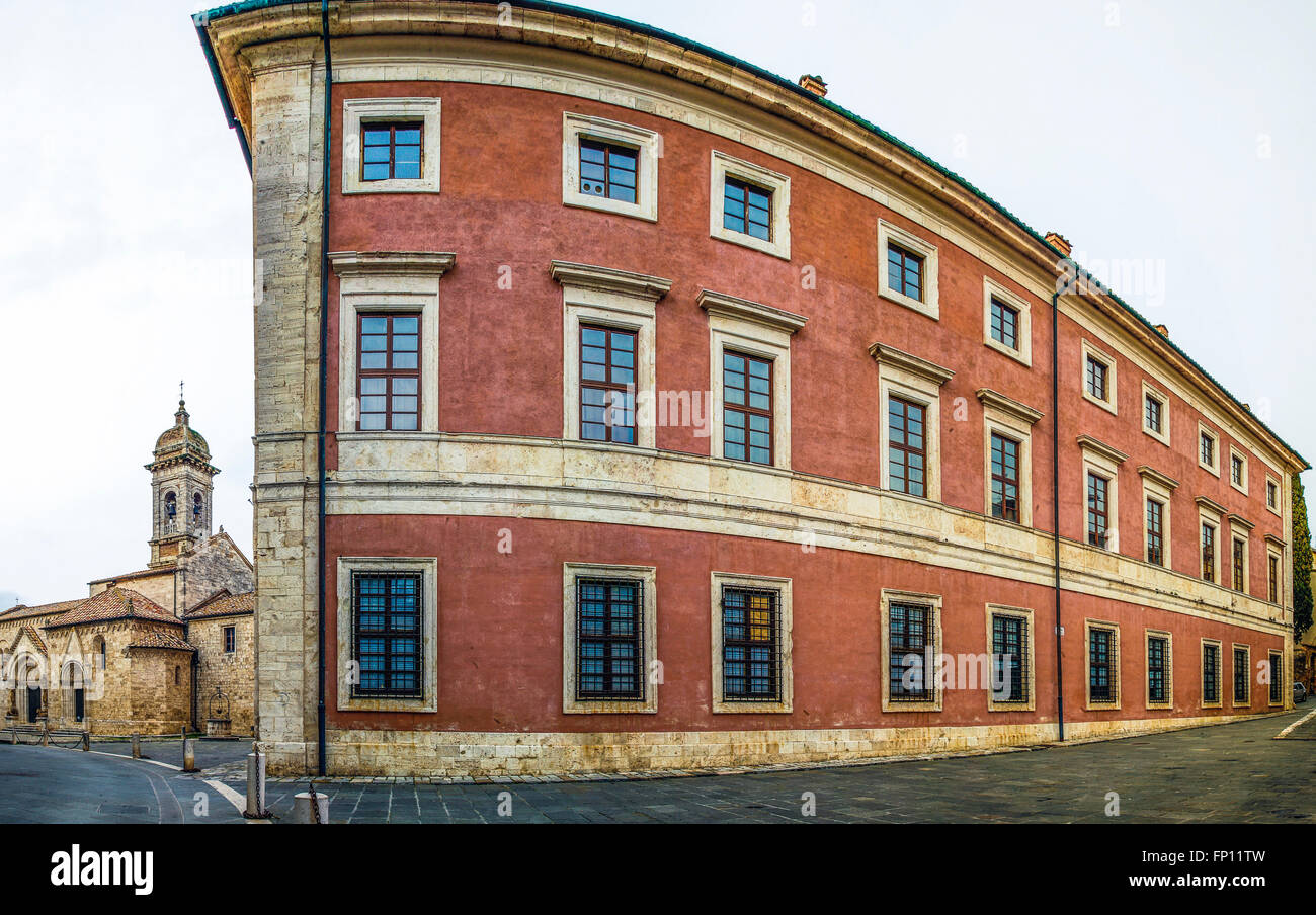 Italia Toscana Val d'Orcia di San Quirico d'Orcia - La Collegiata dei Santi Quirico e Giulitta e town hall Foto Stock