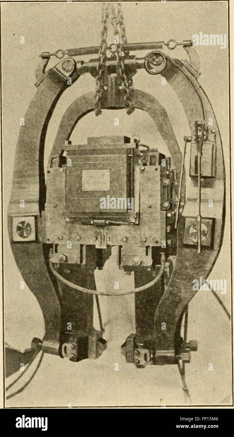 Questo lavoro sulla saldatura (1910) copre varie tecniche, tra cui processi elettrici, termit e a fiamma calda, con particolare attenzione alle basi teoriche, alle applicazioni pratiche, agli apparecchi utilizzati e ai test di qualità e sicurezza della saldatura. Foto Stock