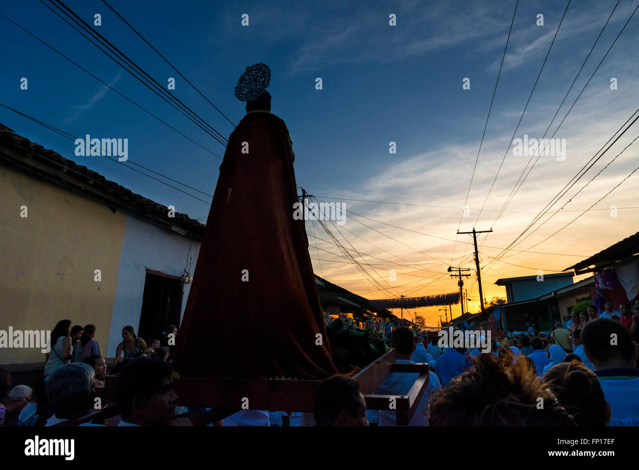 Leon, Nicaragua - Aprile 14, 2014: la gente in una processione per le strade della città di Leon in Nicaragua durante la Pasqua. Foto Stock