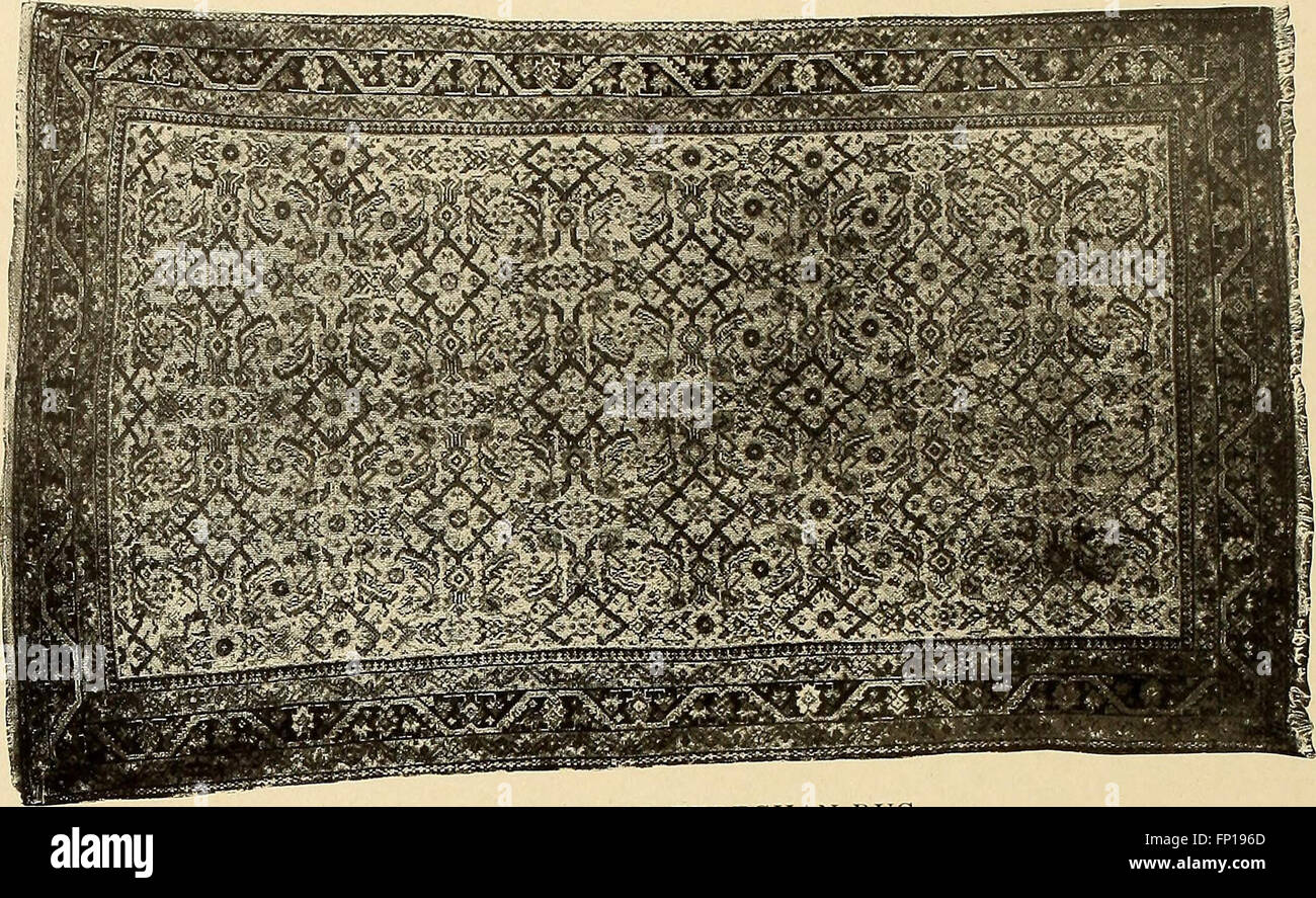 Questo libro illustrato sui tessuti decorativi esplora una vasta gamma di tessuti utilizzati per coprire mobili, pareti e pavimenti. Comprende materiali come damaschi, broccati, velluti, arazzi e lacci, offre approfondimenti sul design tessile e sull'uso nell'arredamento degli interni. Foto Stock