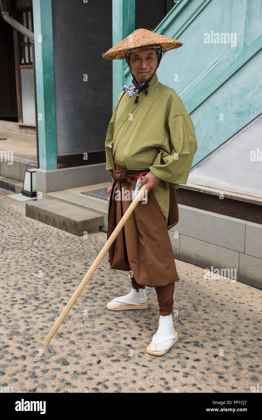 Gentleman nel periodo tradizionale gli abitanti di un villaggio di abbigliamento in ricostruito Dejima Dutch Trading Post e il museo di Nagasaki Foto stock Alamy