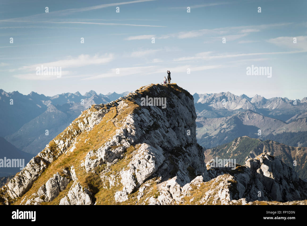 Gli escursionisti sulla cima del crinale del monte Hochplatte prendendo un selfie con il panorama alpino su una soleggiata giornata autunnale Foto Stock