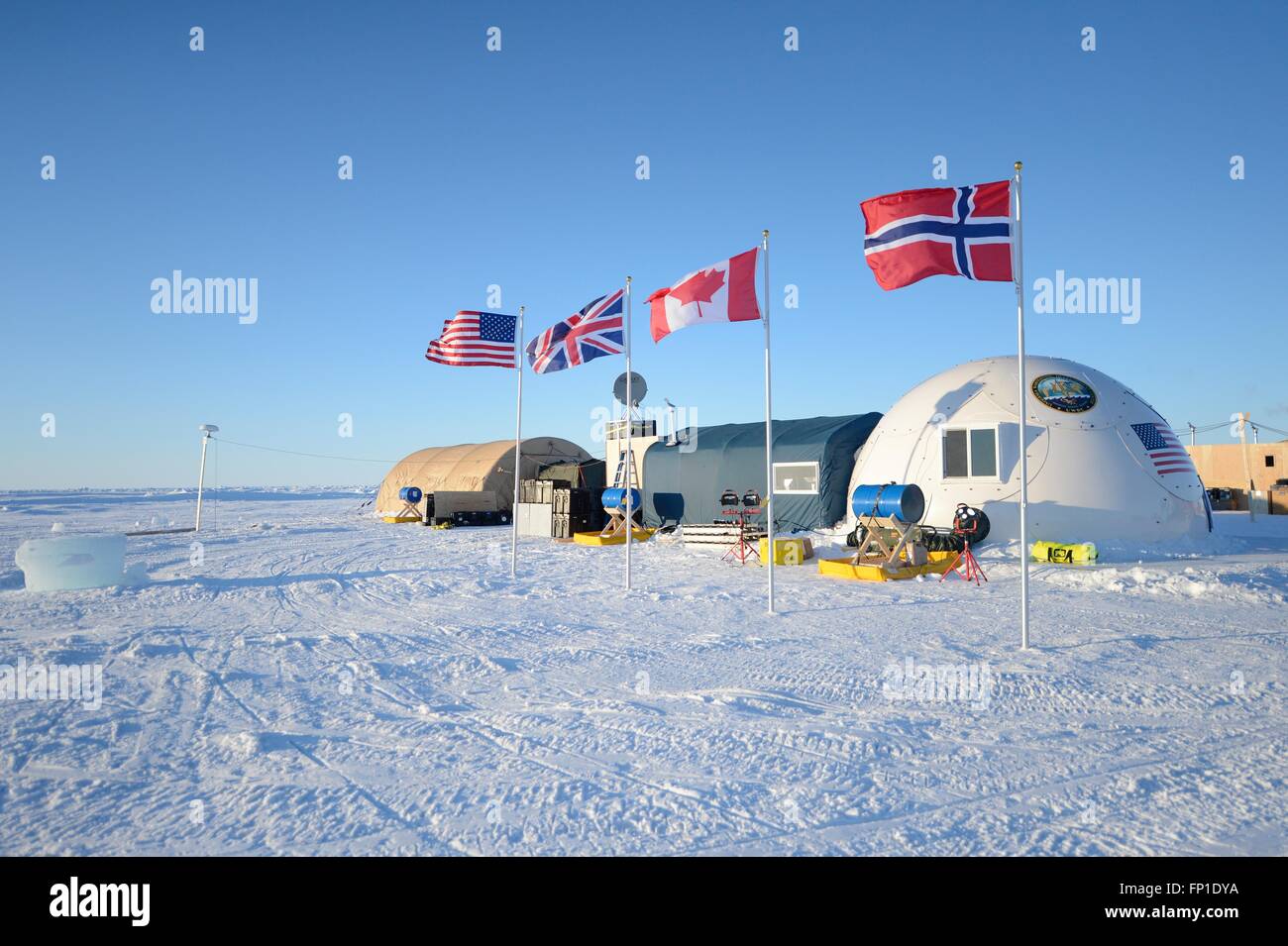 Multi-National Ice Camp Sargo costruire per l'ICEX 2016 esercizio 13 marzo 2016 nel circolo polare artico. L'ICEX 2016 è una di cinque settimane di esercizio progettata per la ricerca, testare e valutare le capacità operative nella regione Foto Stock