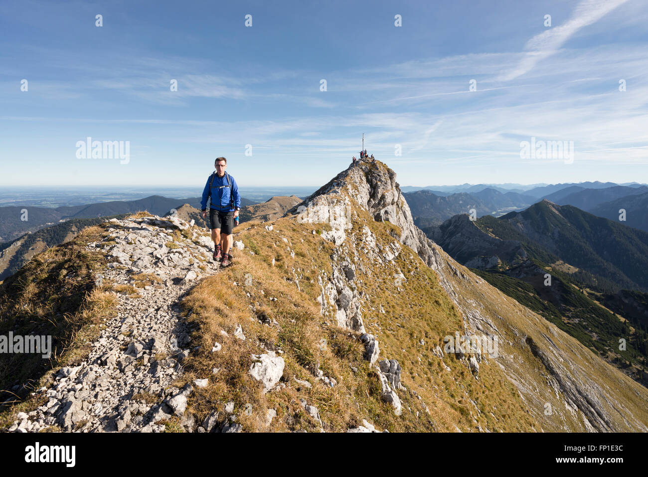 Gli escursionisti a piedi sul costone in cima del monte Hochplatte con il panorama delle Alpi Ammergau su una mattina autunnale, Baviera, Germania Foto Stock
