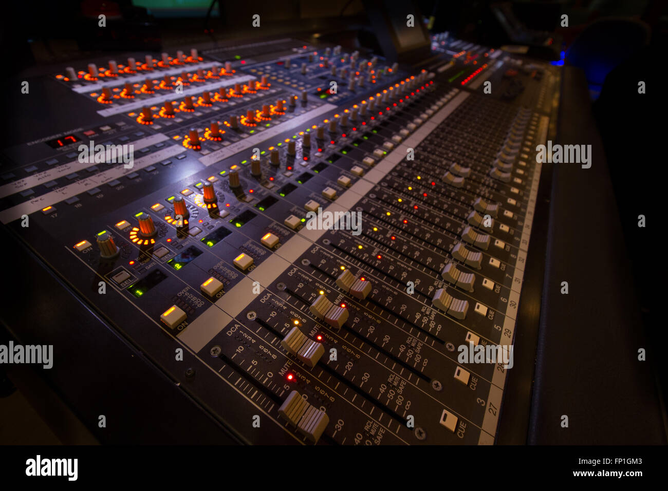 Una grande scheda audio utilizzata in live performance audio. Foto Stock