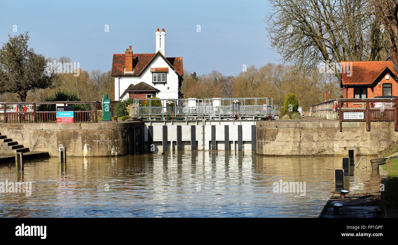 Goring Lock sul Fiume Tamigi nel West Berkshire, Inghilterra Foto Stock