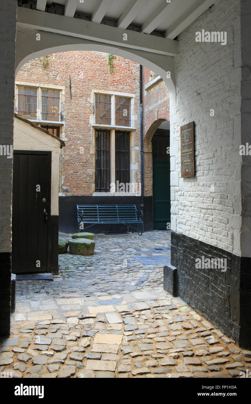 Il viale medievale denominato 'Vlaeykensgang" (1591) di Anversa, Belgio Foto Stock