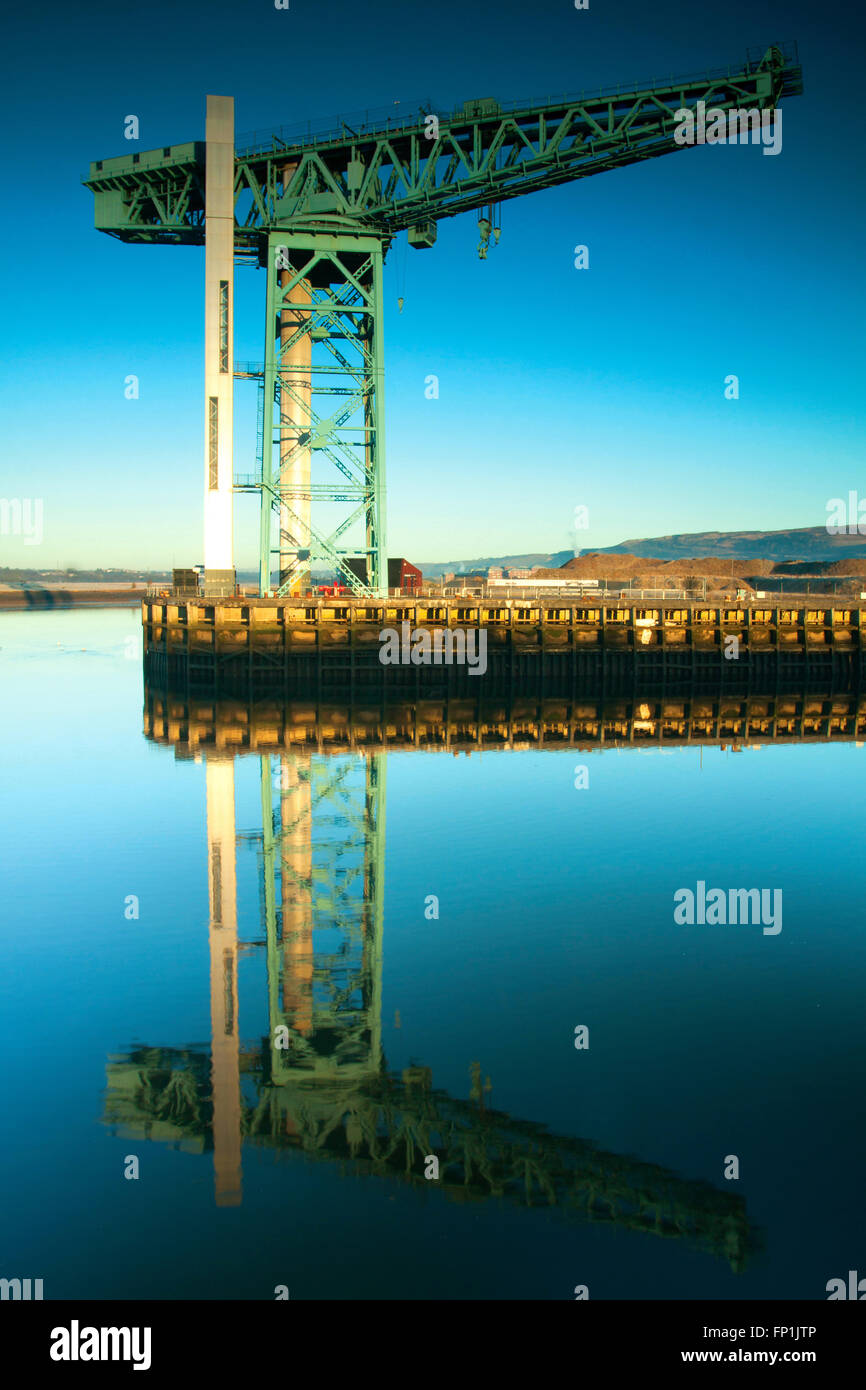 La Titan Crane e il fiume Clyde, Clydebank, West Dunbartonshire Foto Stock