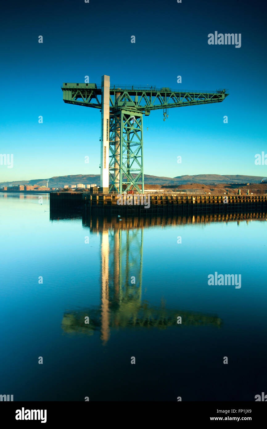 La Titan Crane e il fiume Clyde, Clydebank, West Dunbartonshire Foto Stock