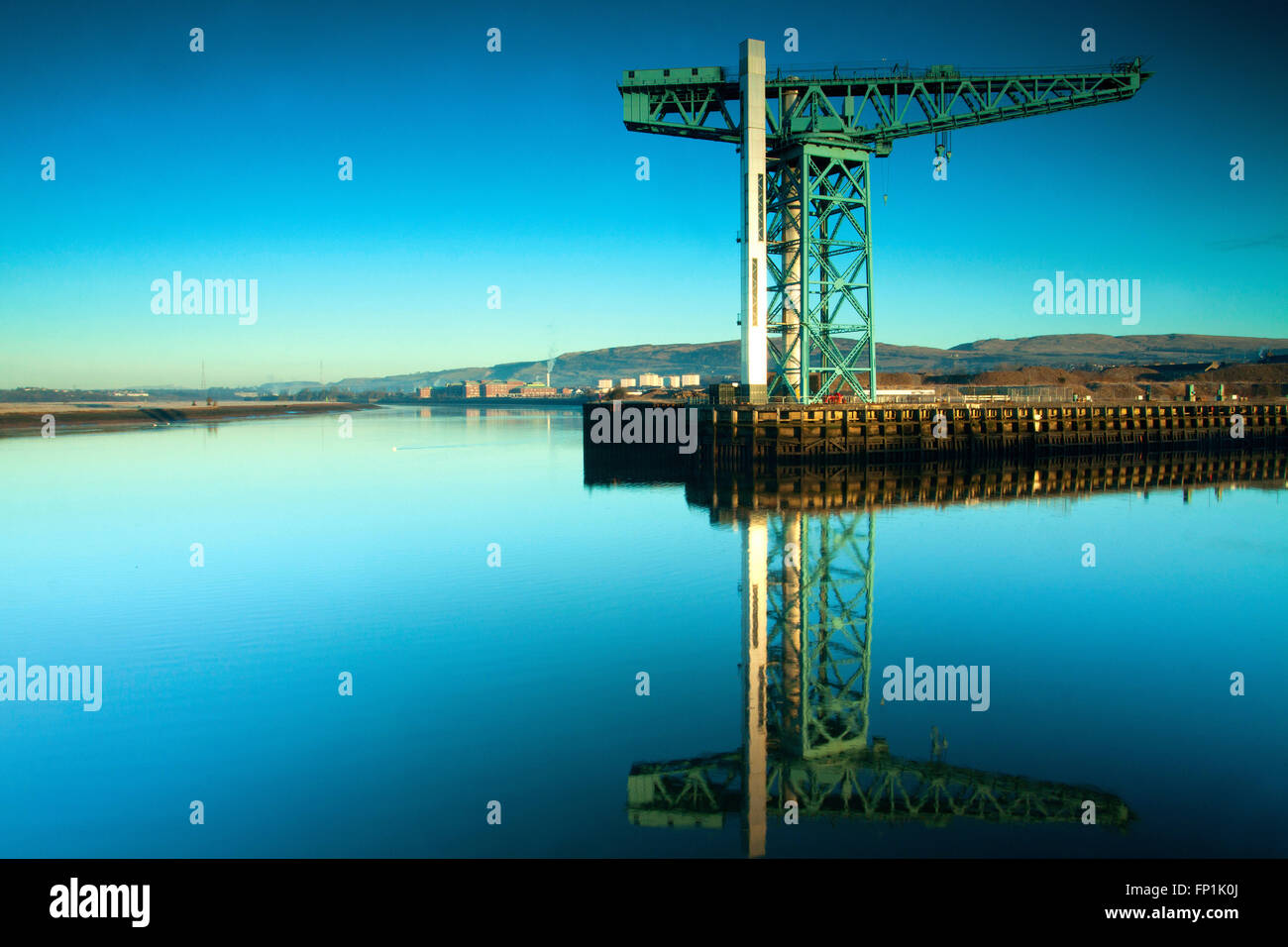 La Titan Crane e il fiume Clyde, Clydebank, West Dunbartonshire Foto Stock