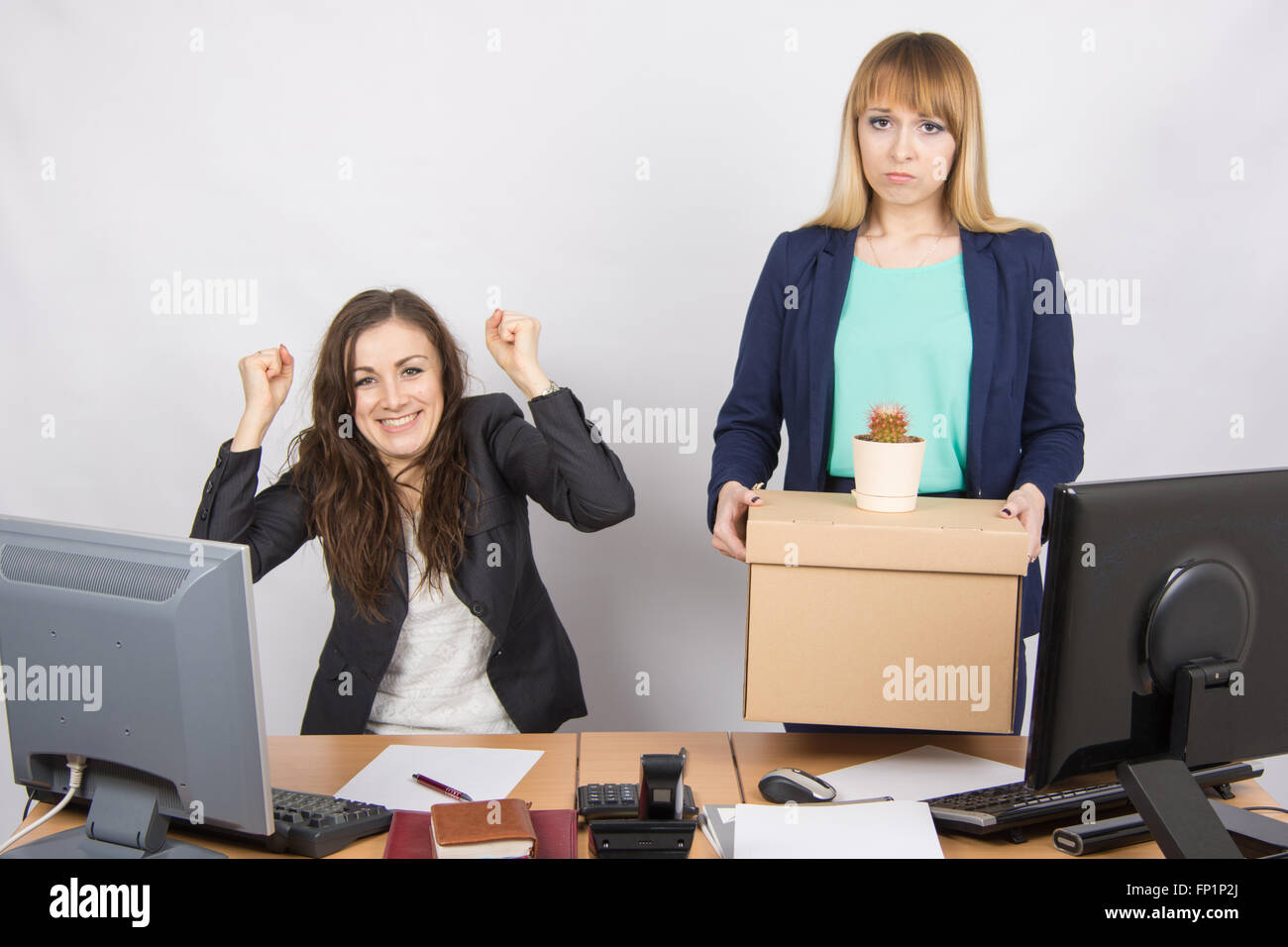Lavoratore di ufficio è felice che il suo collega è stato respinto dal lavoro Foto Stock