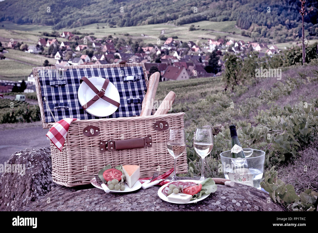 Retro Vintage holiday concetto di picnic sul ciglio della strada nei vigneti al di sopra del medievale borgo storico di Riquewihr Alsace Francia Foto Stock