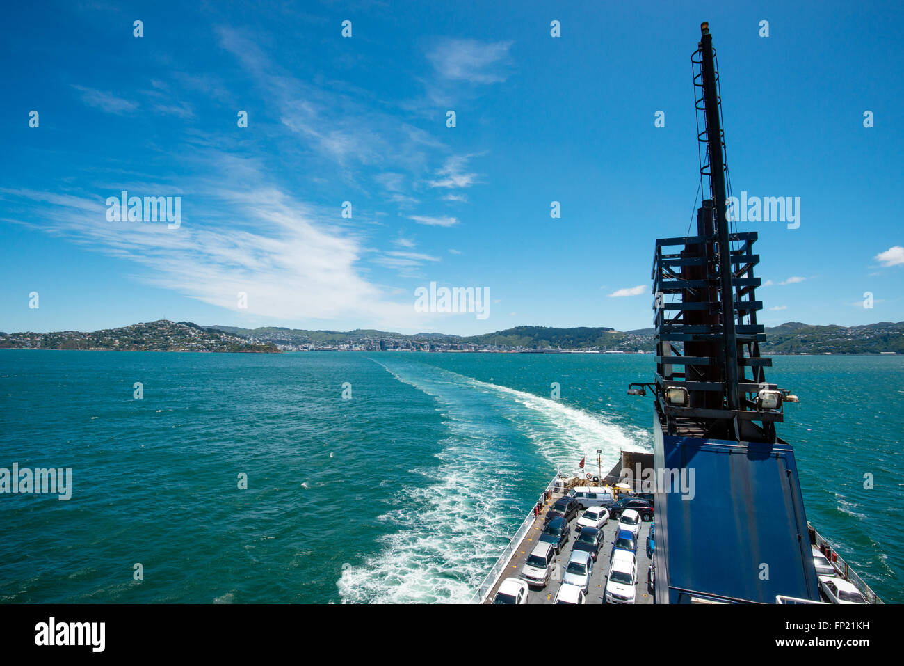 WELLINGTON, NUOVA ZELANDA - Dic 14, 2015: Vista di Wellington dal bordo del traghetto in partenza dal porto di Wellington su Dec 14, 2015. Foto Stock
