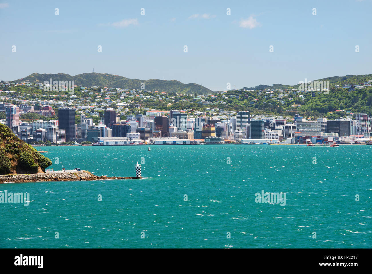 WELLINGTON, NUOVA ZELANDA - Dic 14, 2015: Wellington cityscape visto dal traghetto in partenza porto di Wellington su dicembre 14, 2015 Foto Stock