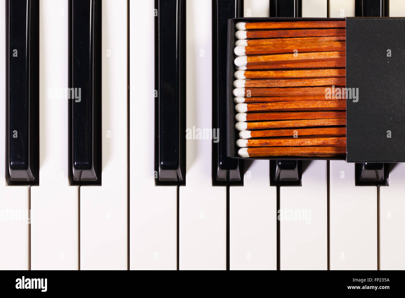 Dettaglio della tastiera di pianoforte e lusso matchbox Foto Stock