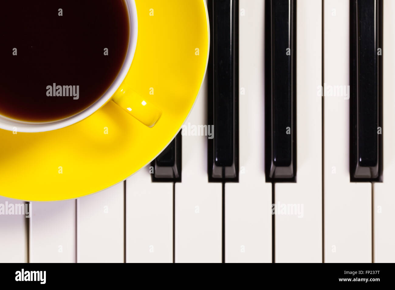 Dettaglio della tastiera di pianoforte e la tazza di caffè Foto Stock