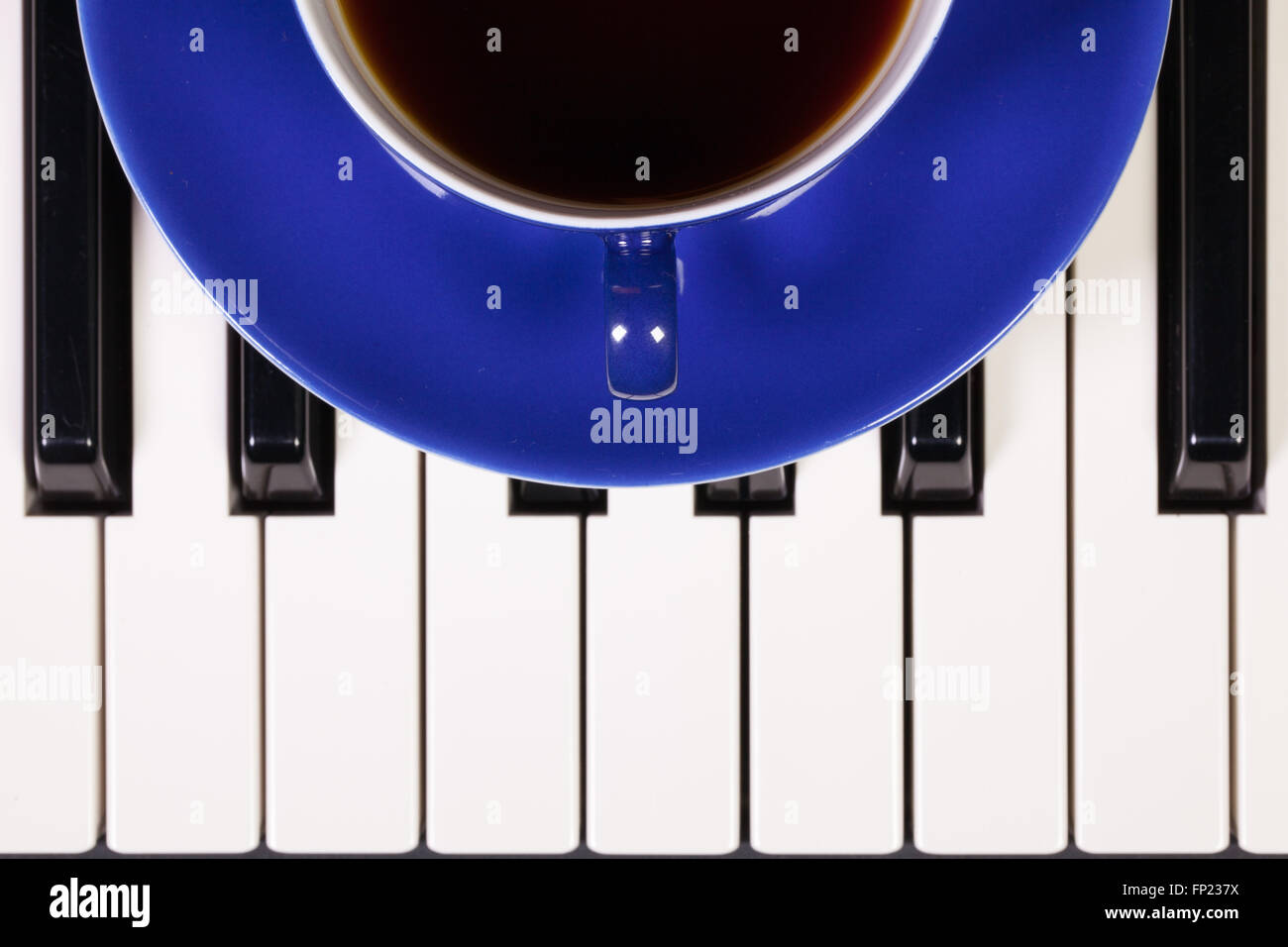 Dettaglio della tastiera di pianoforte e la tazza di caffè Foto Stock