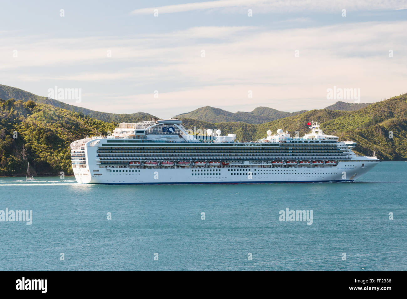 PICTON, NUOVA ZELANDA - Dic 14, 2015 - Passeggero nave da crociera Diamond Princess lascia il porto di Picton per la Nuova Zelanda crociera. Foto Stock