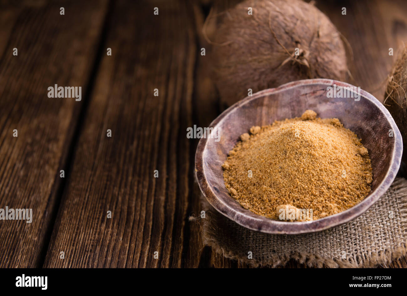 Palma da cocco zucchero (messa a fuoco selettiva) su un vecchio tavolo in legno Foto Stock