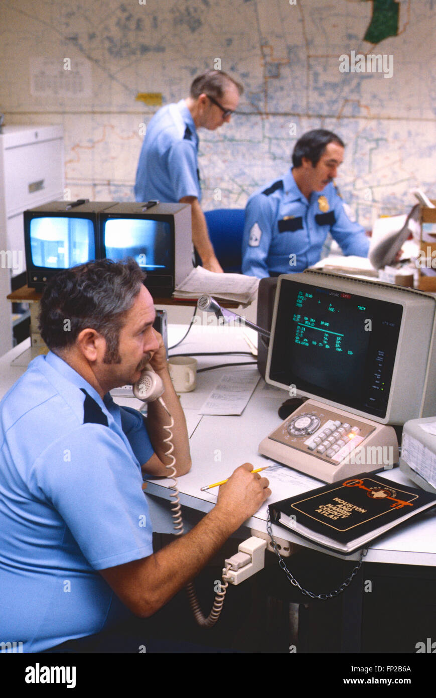 Houston poliziotto al computer in ufficio e telefoni Foto Stock
