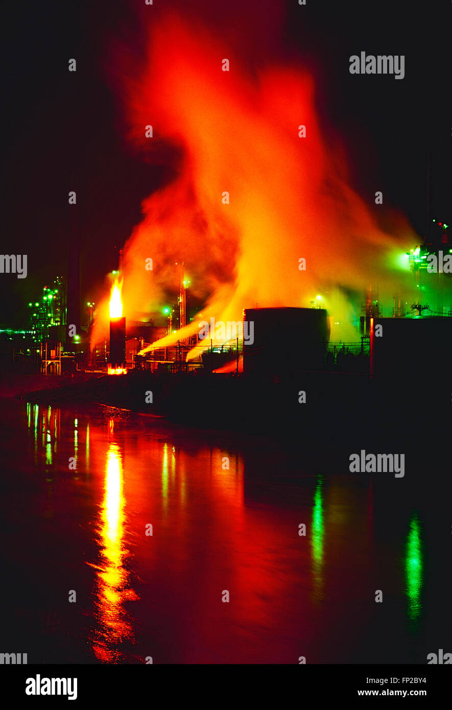 Vista notturna della raffineria di petrolio; ALLEGHENY RIVER; WARREN, PENNSYLANIA, STATI UNITI D'AMERICA Foto Stock