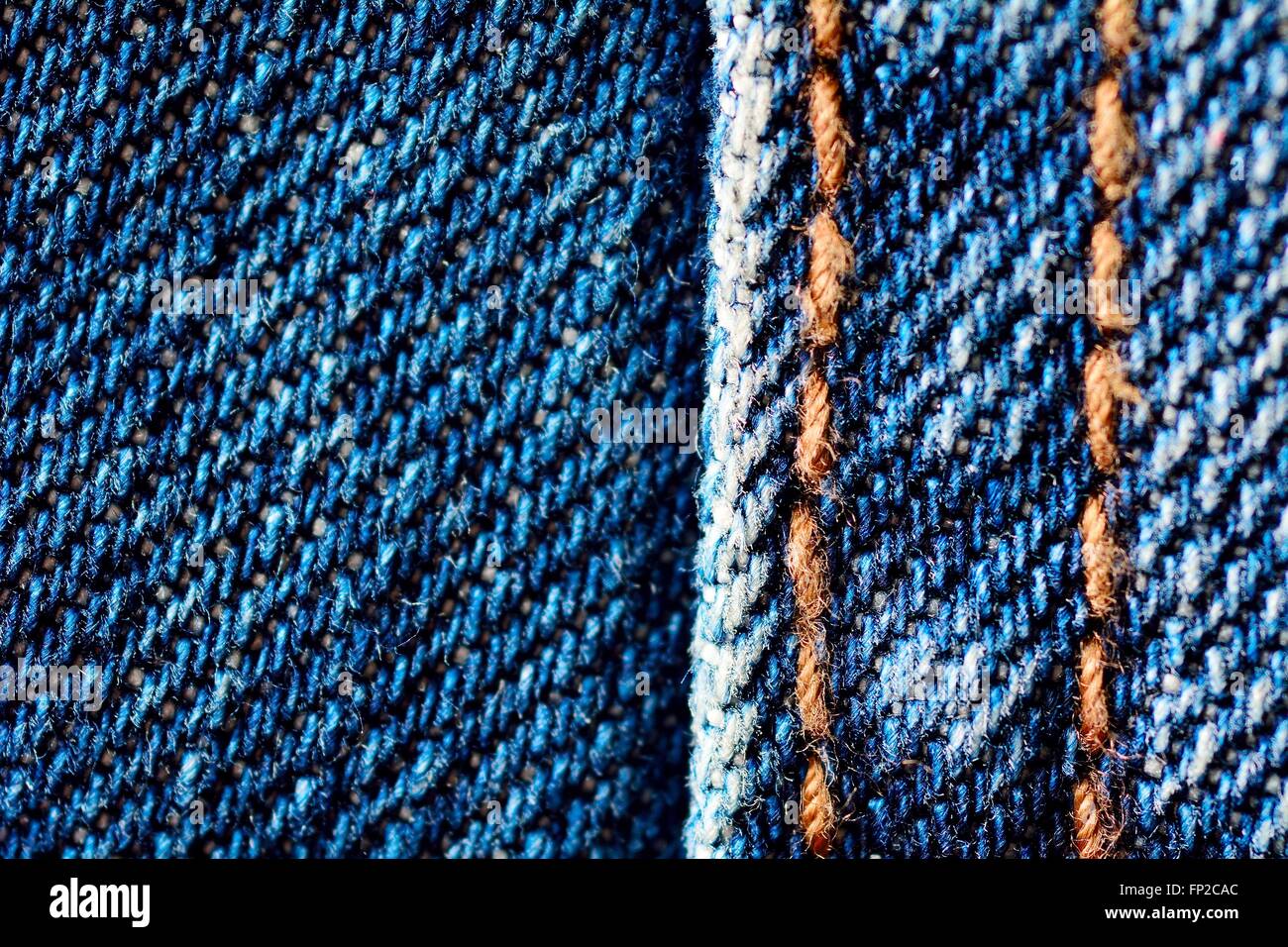 Jeans blu macro. Jeans tessuto texture. La cucitura dei jeans. Foto Stock