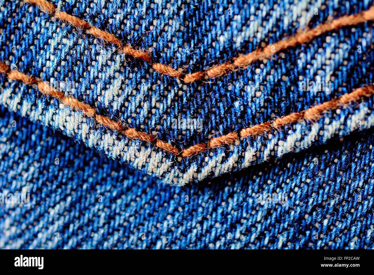Jeans blu macro. Jeans tessuto texture. La cucitura dei jeans. Foto Stock