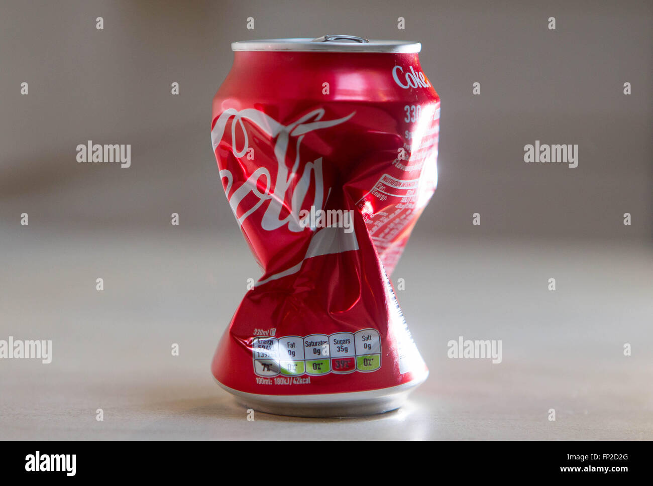 Una lattina di Coca Cola. Il bilancio 2016 ha introdotto una tassa di zucchero che influirà sulle bevande analcoliche contenenti zucchero. Foto Stock