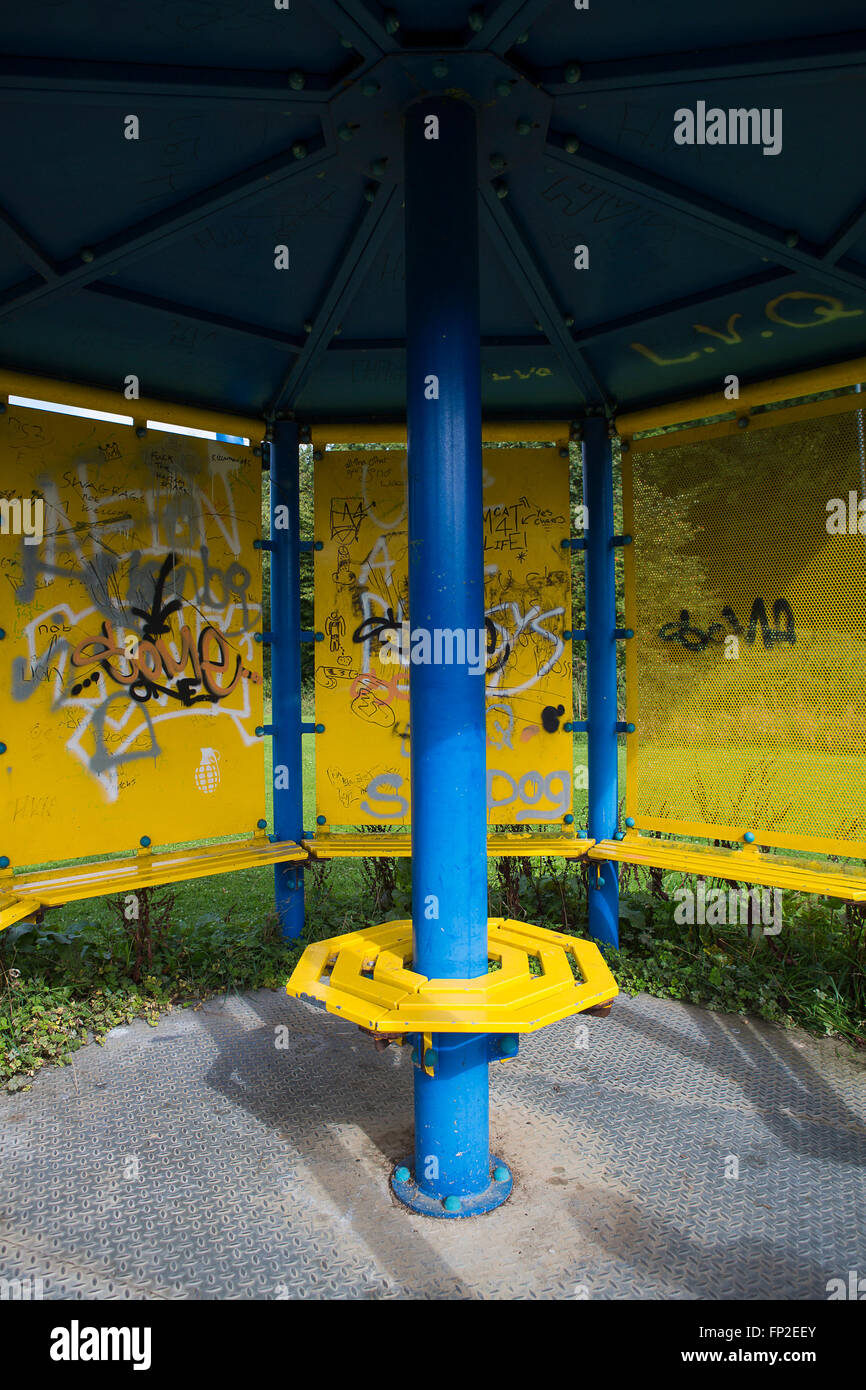 Vecchio e leggermente più di eseguire giochi di metallo Basketball hoop, la riproduzione e la zona di incontro in un campo da gioco. Foto Stock