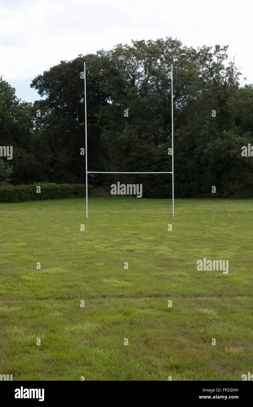 Rugby posti in un campo vuoto. Foto Stock
