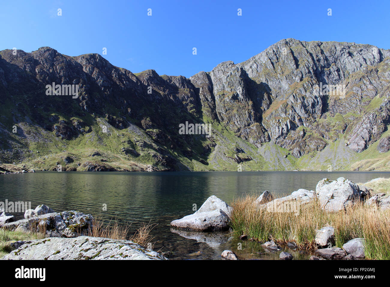 Il lago di cau e craig cau ridge su Cadair Idris mountain Galles Foto Stock