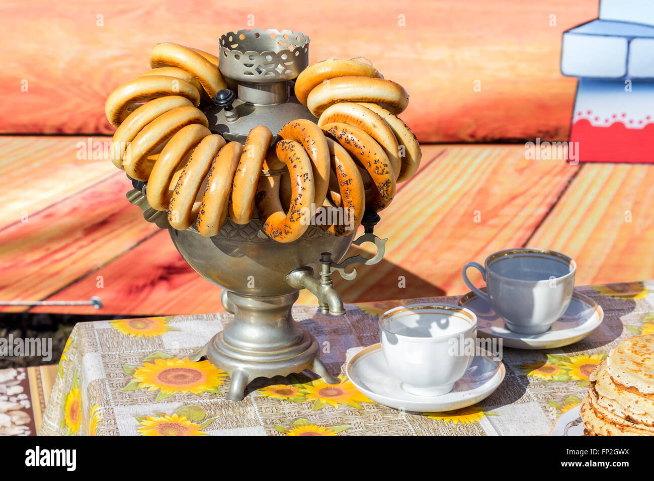 Tradizionale russo da tè Samovar con bagel e pancake Foto Stock