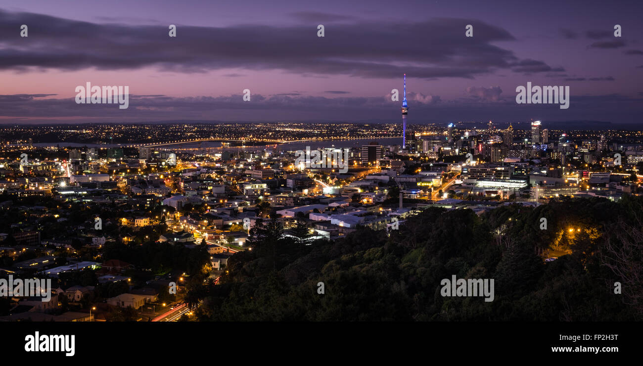 Vista del tramonto di Auckland City da Mt. Eden Foto Stock