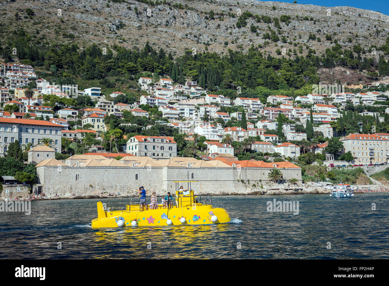 Semi sommergibile imbarcazione turistica nella città di Dubrovnik, Croazia. Edificio Lazareti sullo sfondo Foto Stock