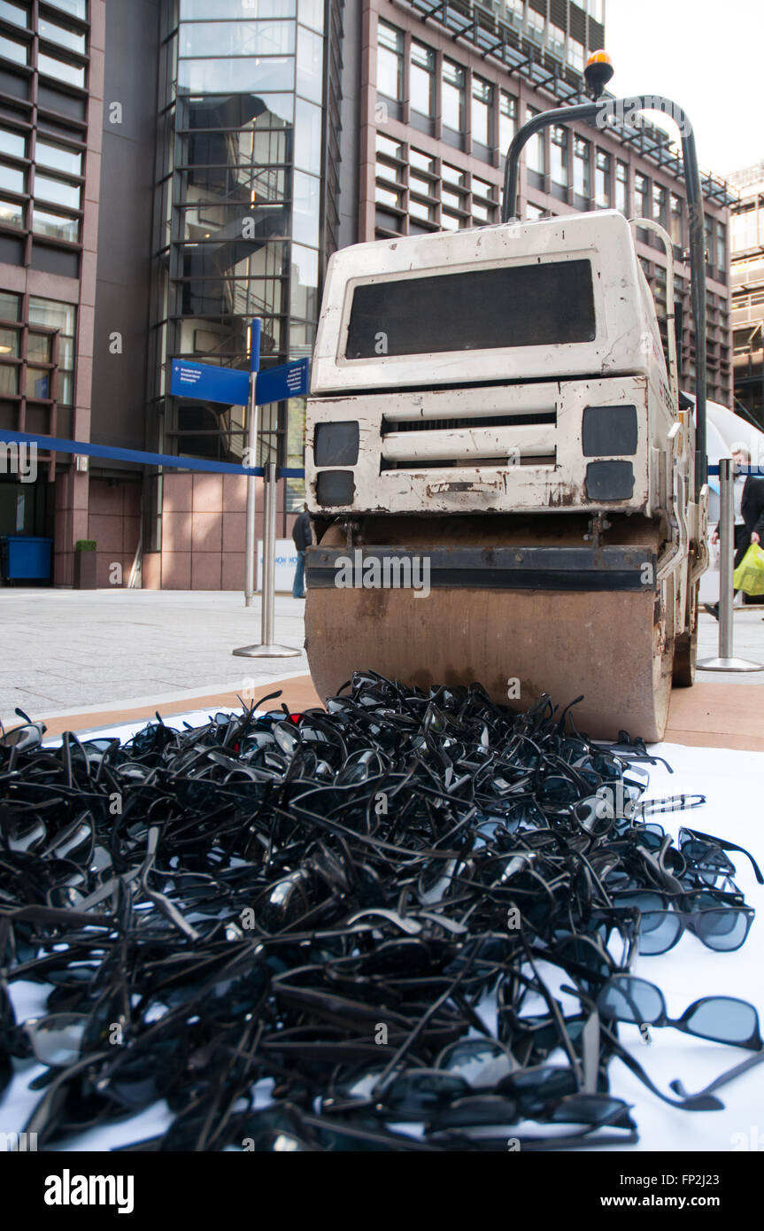 Ray Ban Occhiali da sole che sono merci contraffatte di essere schiacciato dal rullo di vapore nel centro di Londra. Foto Stock