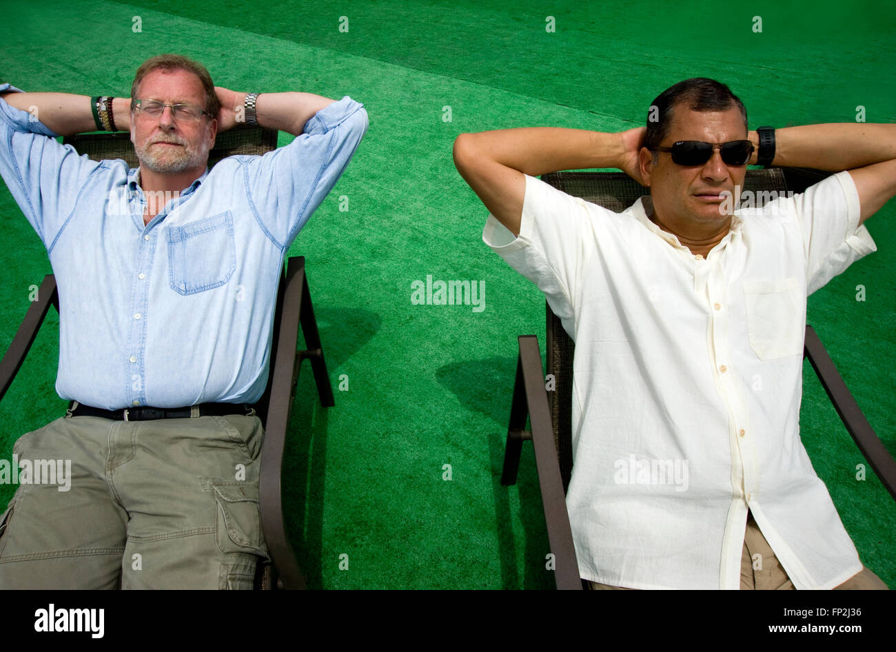 Presidente Rafael Correa in Ecuador e show host Peter Greenberg prendere un periodo di riposo dopo la visita al fiume del Amazon durante le riprese di Ecuador: Royal Tour. Foto Stock