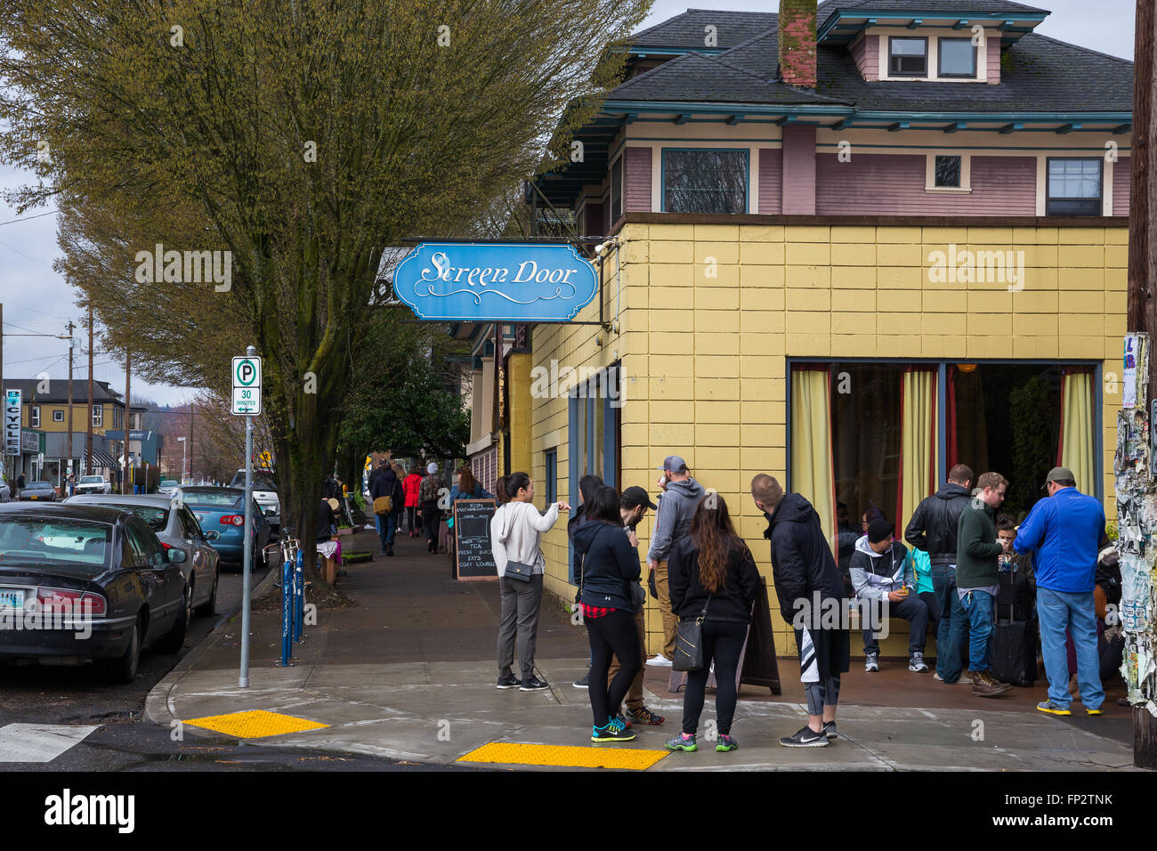 PORTLAND, o - Febbraio 27, 2016: la gente di attendere al di fuori del centro storico e molto popolare Porta schermo ristorante a Portland Oreg Foto Stock