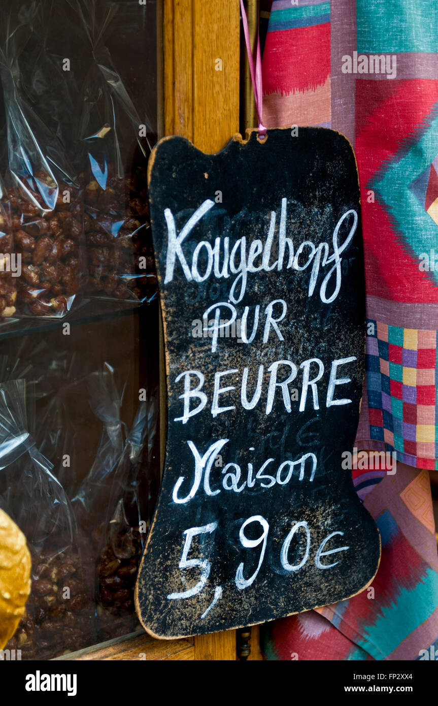 Rustico pubblicità blackboard Kougelhopf con burro, un dolce tradizionale che proviene da Alsace Francia Foto Stock