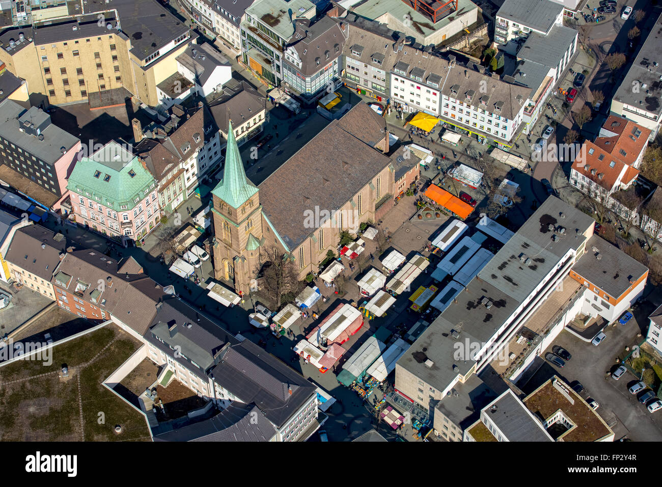 Vista aerea, Propsteikirche San Ciriaco con mercato settimanale, sua sinistra vecchia farmacia Bottrop, chiesa, Bottrop, la zona della Ruhr, Foto Stock