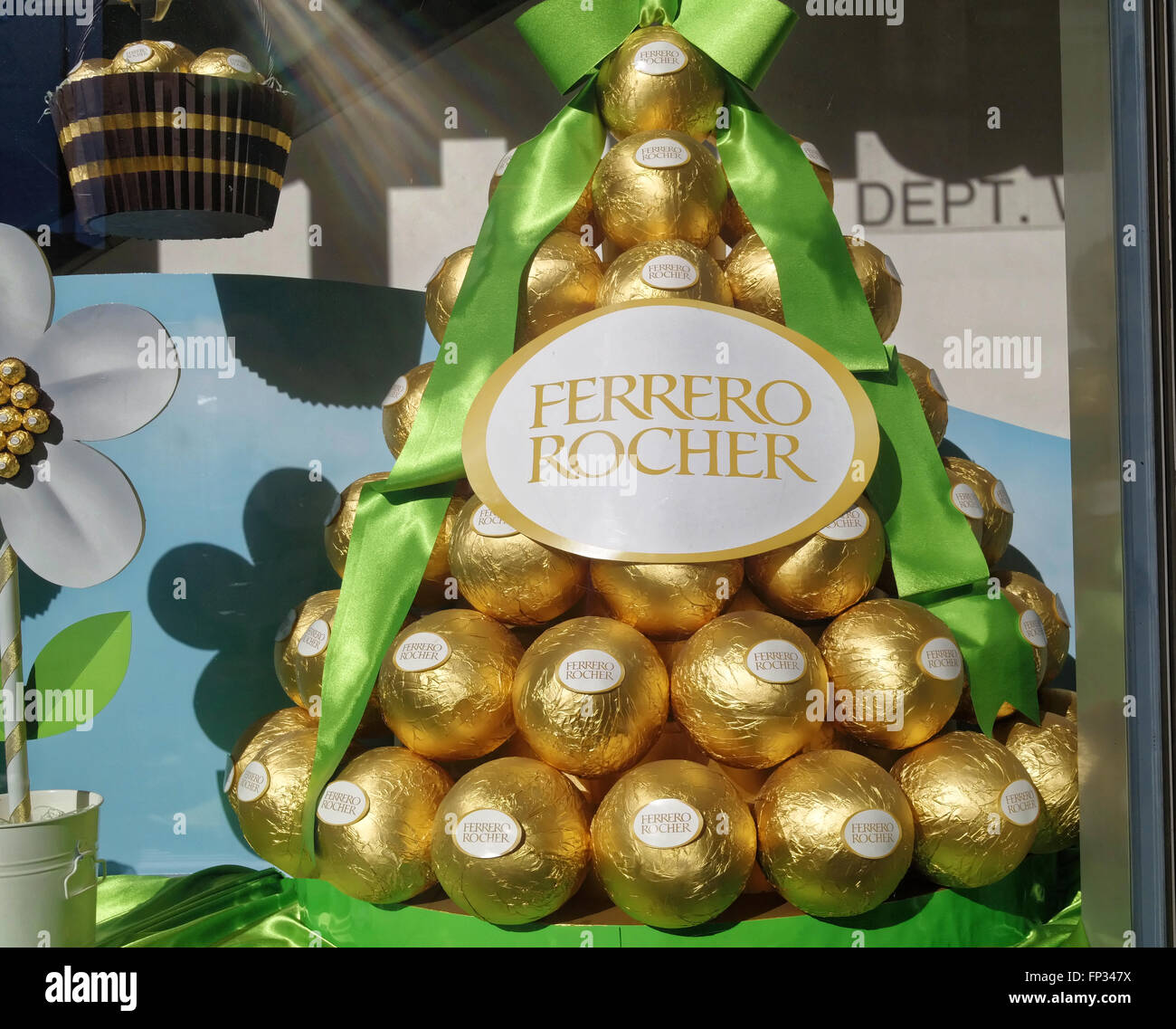 Ferrero Rocher Pasqua display gigante con golden tartufi di cioccolato o bon bons. Foto Stock