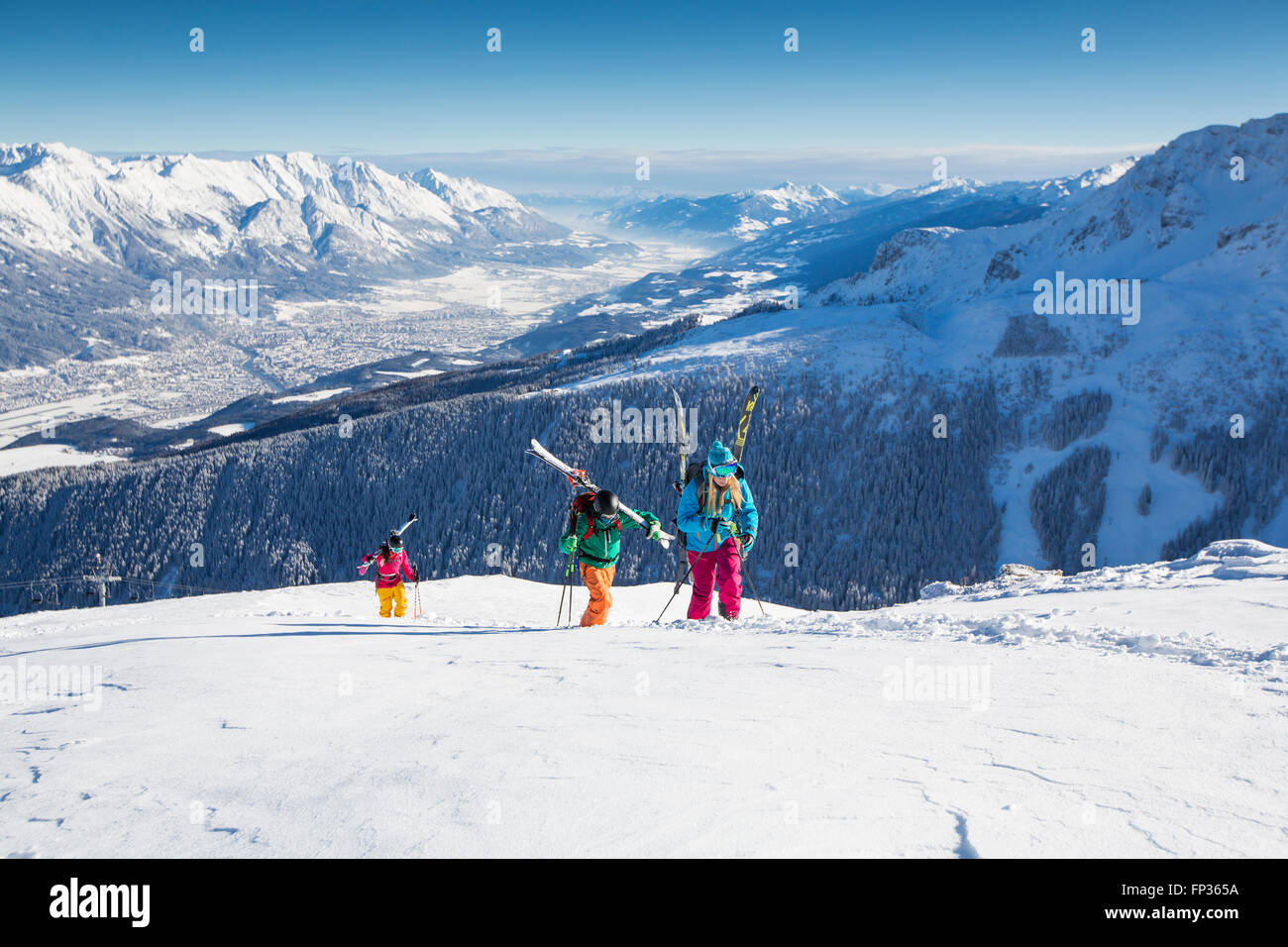 Gli sciatori freerider durante la salita con la vista della valle Inntal e Innsbruck, Axamer Lizum, Innsbruck, in Tirolo, Austria Foto Stock