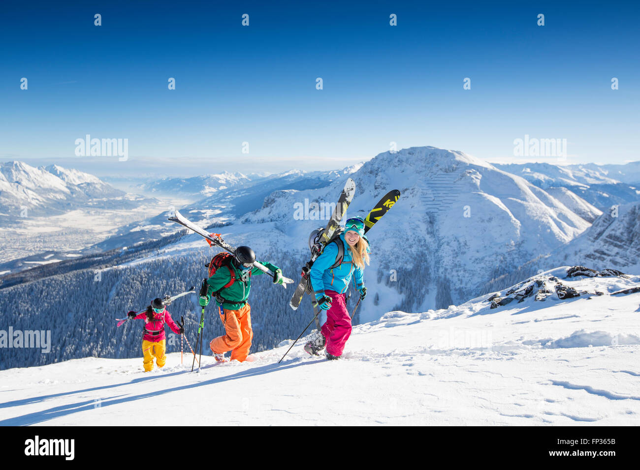 Gli sciatori freerider durante la salita con la vista della valle Inntal e Innsbruck, Axamer Lizum, Innsbruck, in Tirolo, Austria Foto Stock