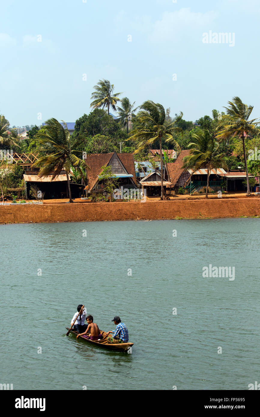 Case tradizionali e palme, in barca sul lago in Senmonorom, Sen Monorom, Mondul Kiri, zone di Mondulkiri Provincia, Cambogia Foto Stock