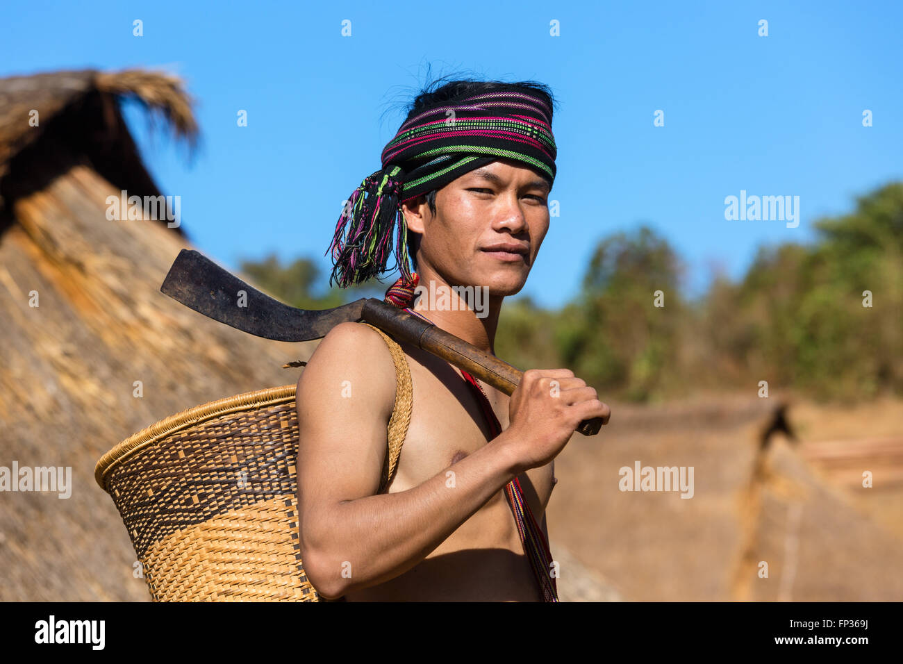 Uomo in abito tradizionale, minoranza etnica, essi Pnong, Bunong, Senmonorom, Sen Monorom, zone di Mondulkiri Provincia, Cambogia Foto Stock