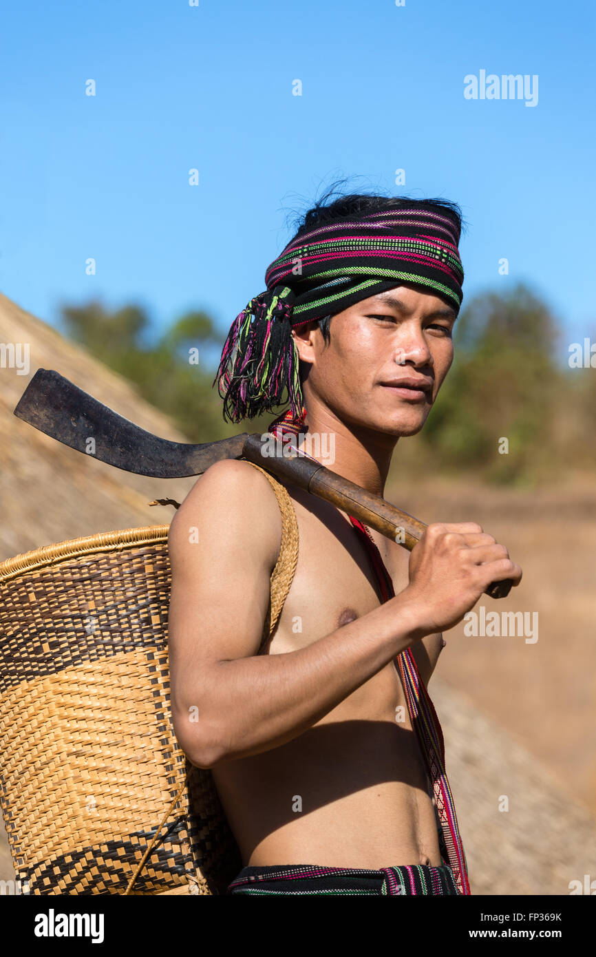 Uomo in costume tradizionale, minoranza etnica, essi Pnong, Bunong, Senmonorom, Sen Monorom, zone di Mondulkiri Provincia, Cambogia Foto Stock