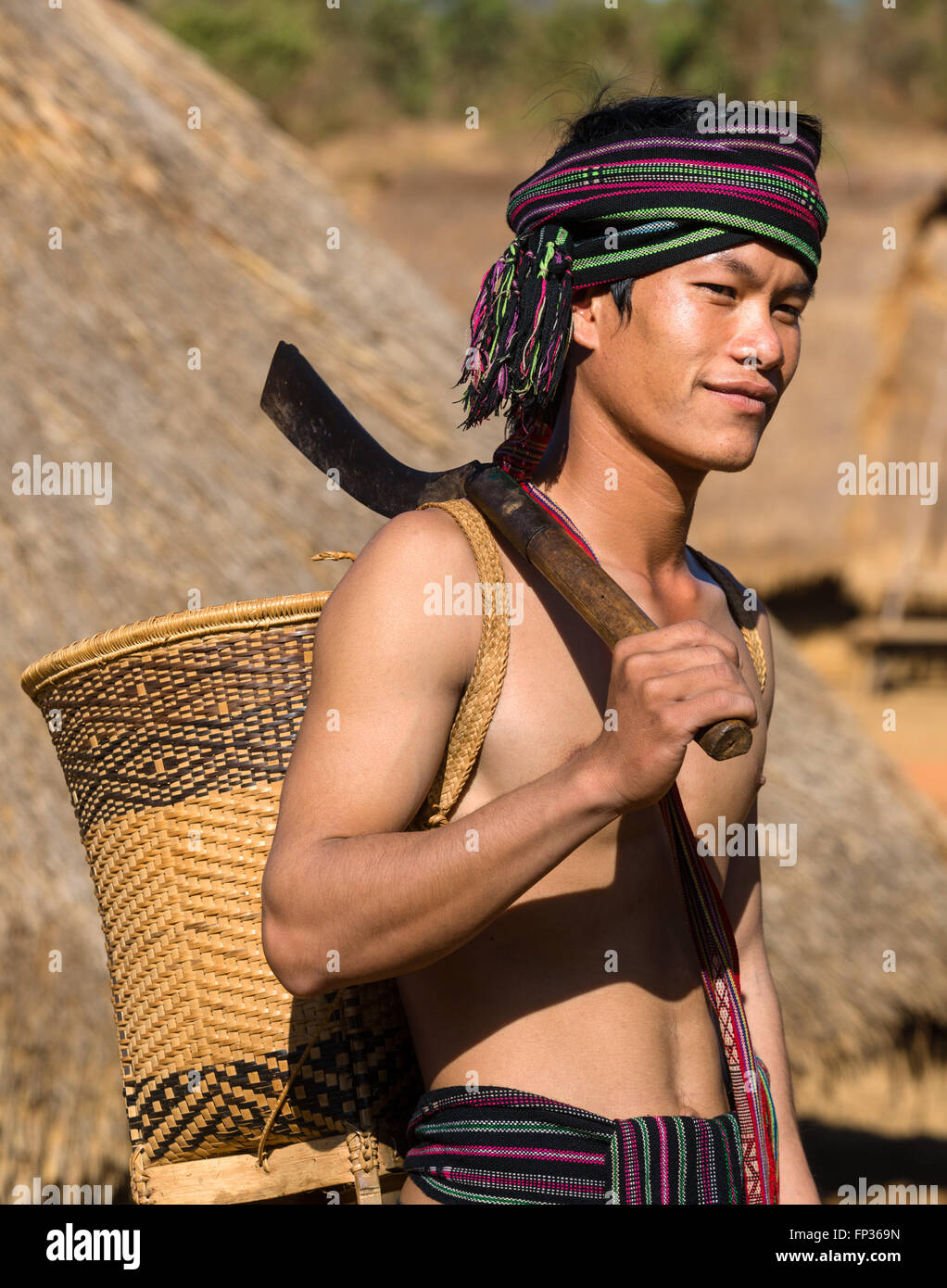 Uomo in costume tradizionale, minoranza etnica, essi Pnong, Bunong, Senmonorom, Sen Monorom, zone di Mondulkiri Provincia, Cambogia Foto Stock
