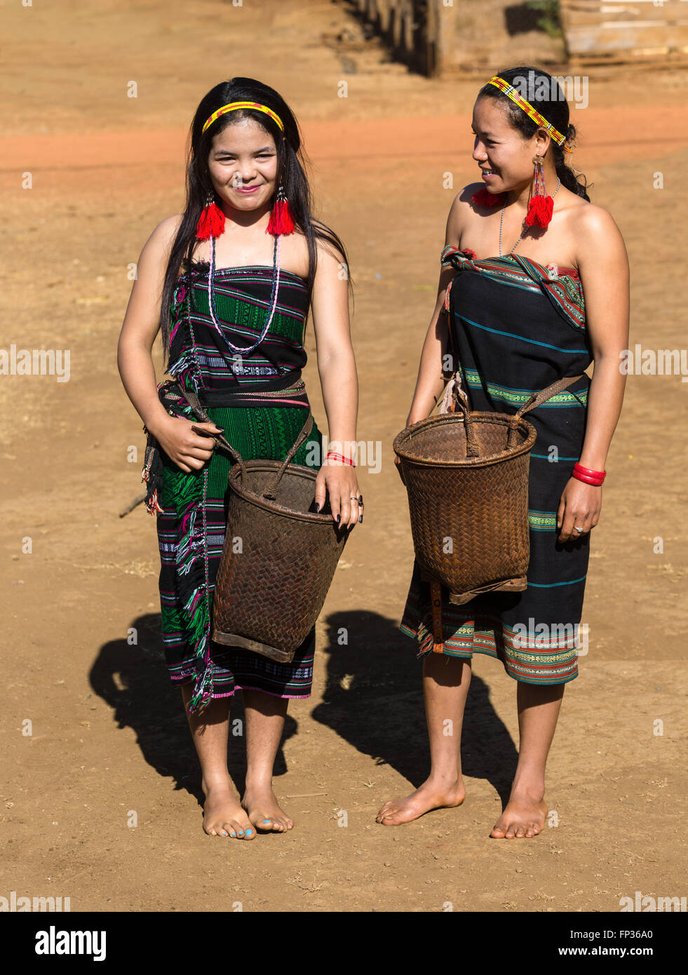 Phnong donne in costume tradizionale, minoranza etnica, essi Pnong, Bunong, Senmonorom, Sen Monorom, zone di Mondulkiri Provincia, Cambogia Foto Stock
