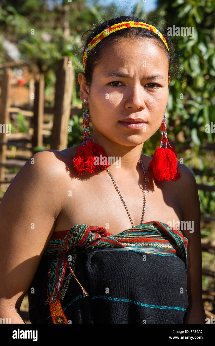 Phnong donna in costume tradizionale, minoranza etnica, essi Pnong, Bunong, Senmonorom, Sen Monorom, zone di Mondulkiri Provincia, Cambogia Foto Stock