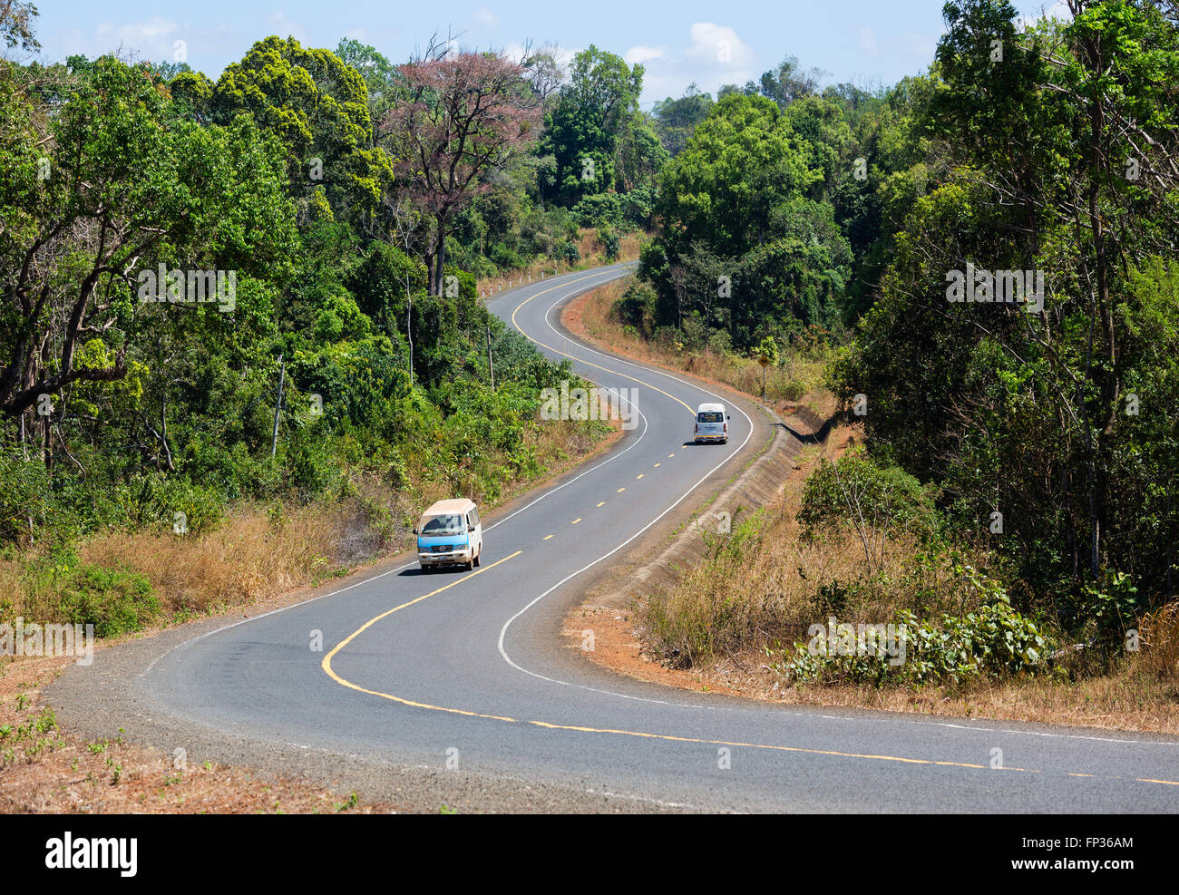 Curva strada in unità organizzativa, Reang Senmonorom, Sen Monorom, zone di Mondulkiri Provincia, Cambogia Foto Stock